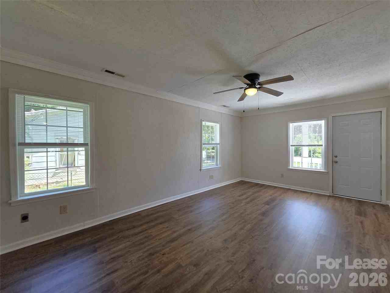 922 S Meeting St - Photo 2 of 15