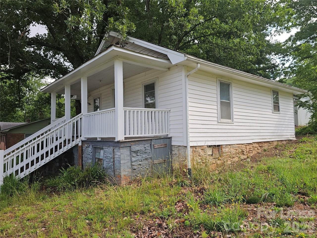 1641 Berkley St Sw - Photo 3 of 19