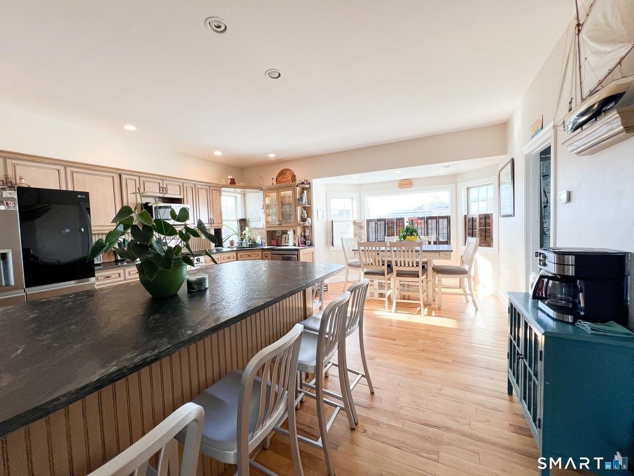712 E Broadway - Photo 5 of 17