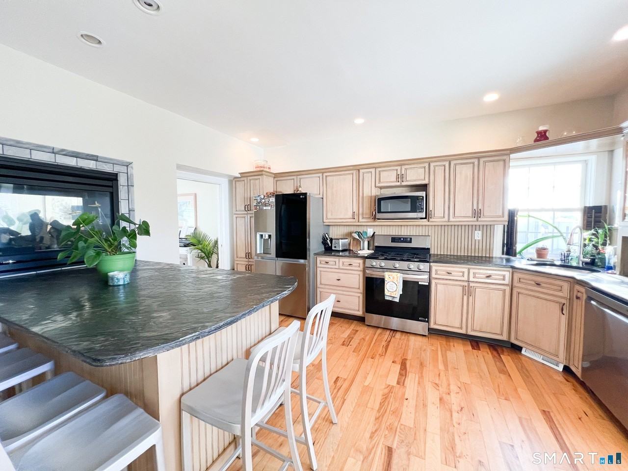 712 E Broadway - Photo 7 of 17