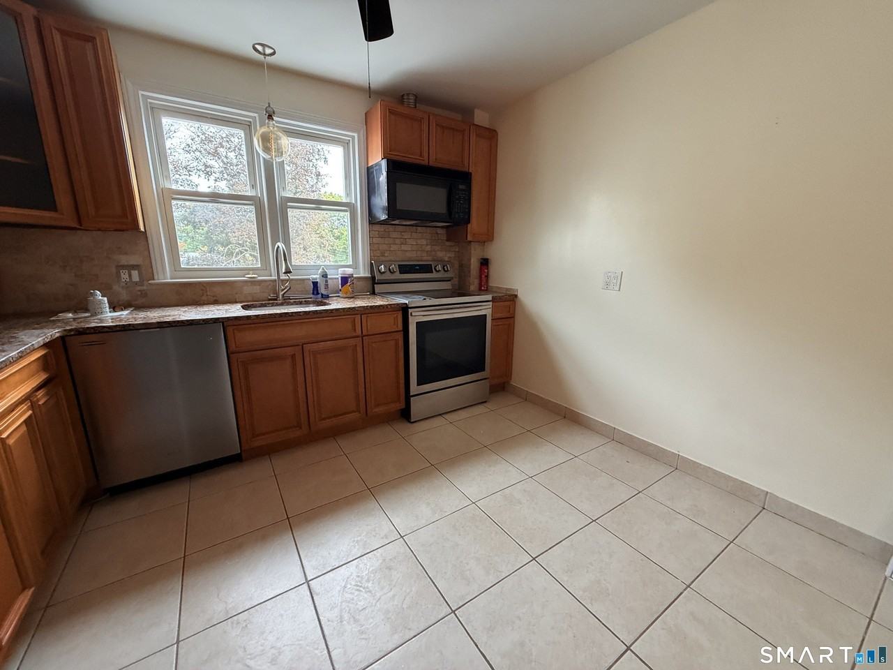 40 Travis Ave - Photo 3 of 18