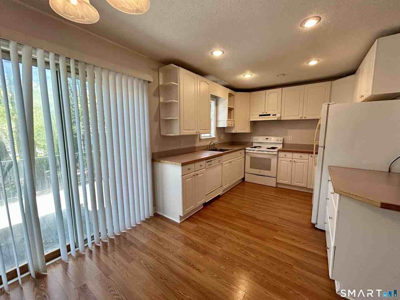 19 Surrey Ln #19 - Photo 3 of 17