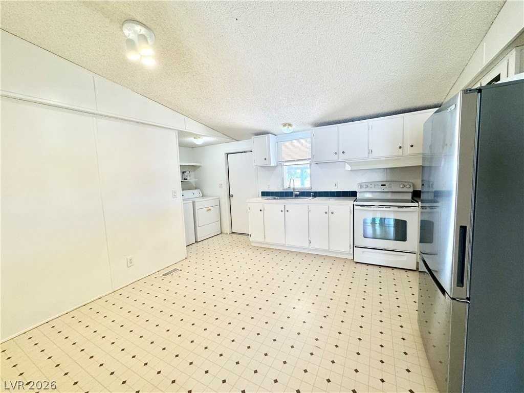 2571 Silver Sage Dr - Photo 3 of 10