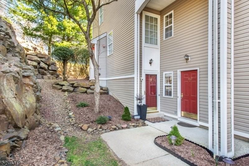 102 Lakeview Ct - Photo 2 of 22