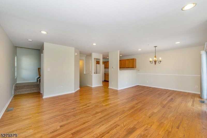 102 Lakeview Ct - Photo 3 of 22