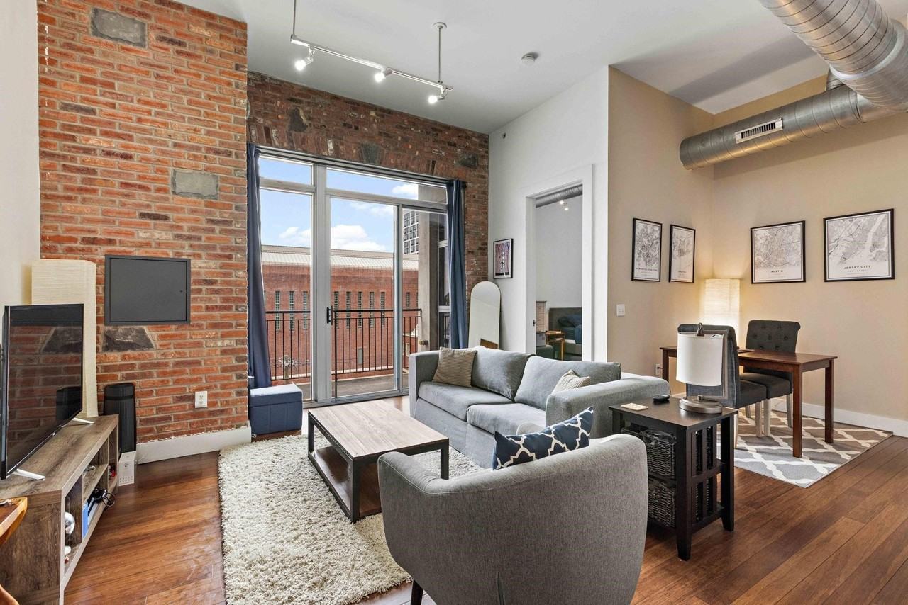 650 Montgomery St #501 - Photo 2 of 19