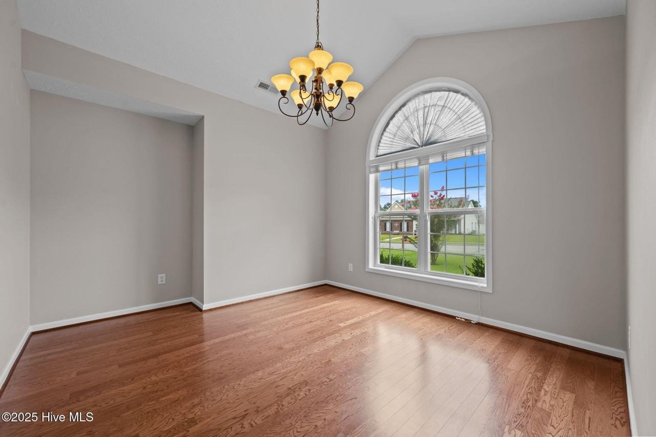 115 Ravenscroft Way - Photo 3 of 27