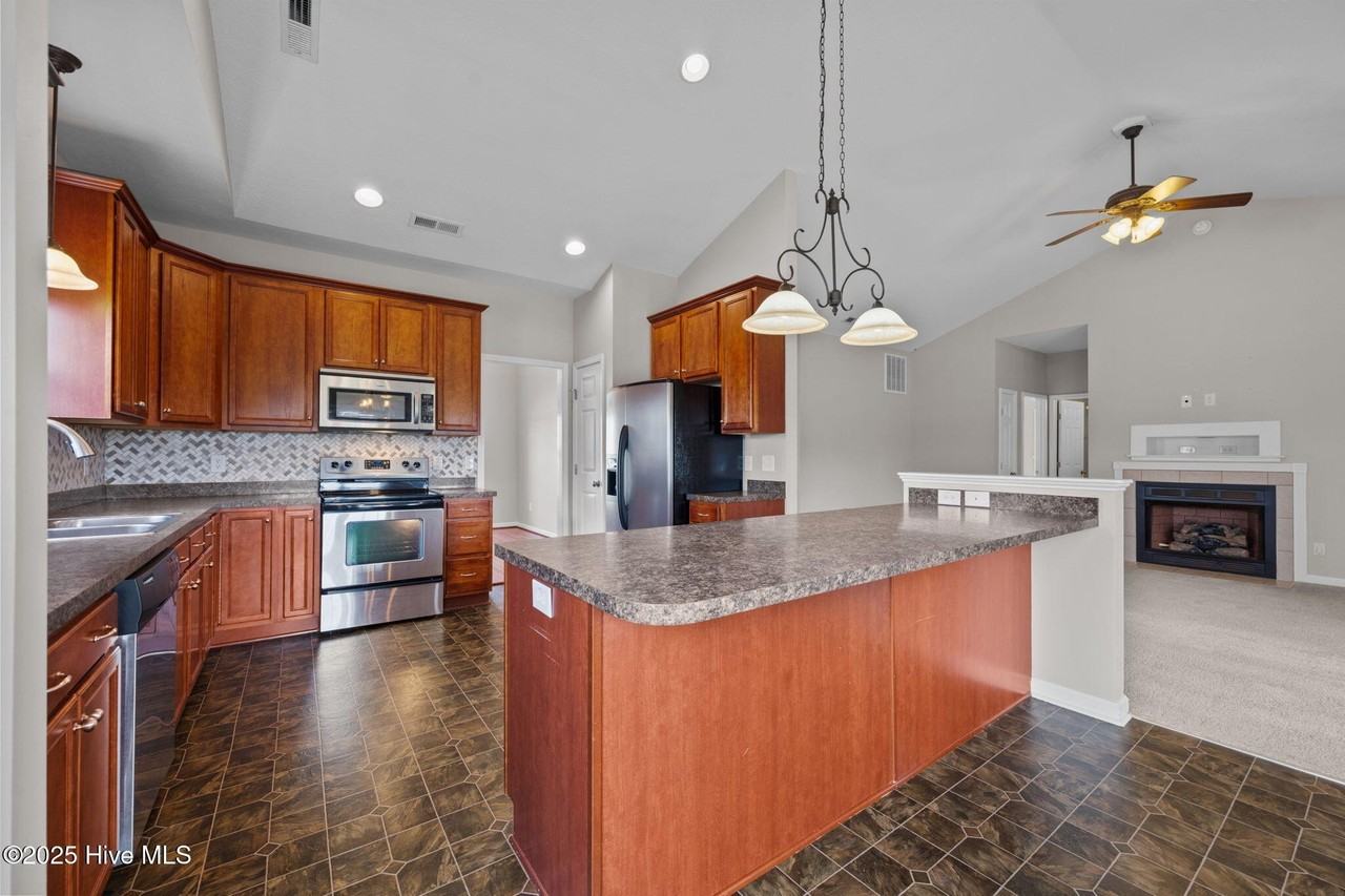 115 Ravenscroft Way - Photo 6 of 27
