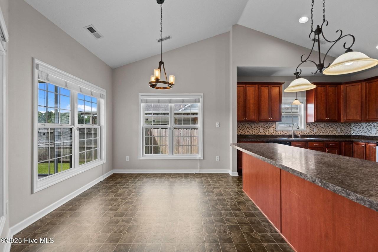 115 Ravenscroft Way - Photo 7 of 27