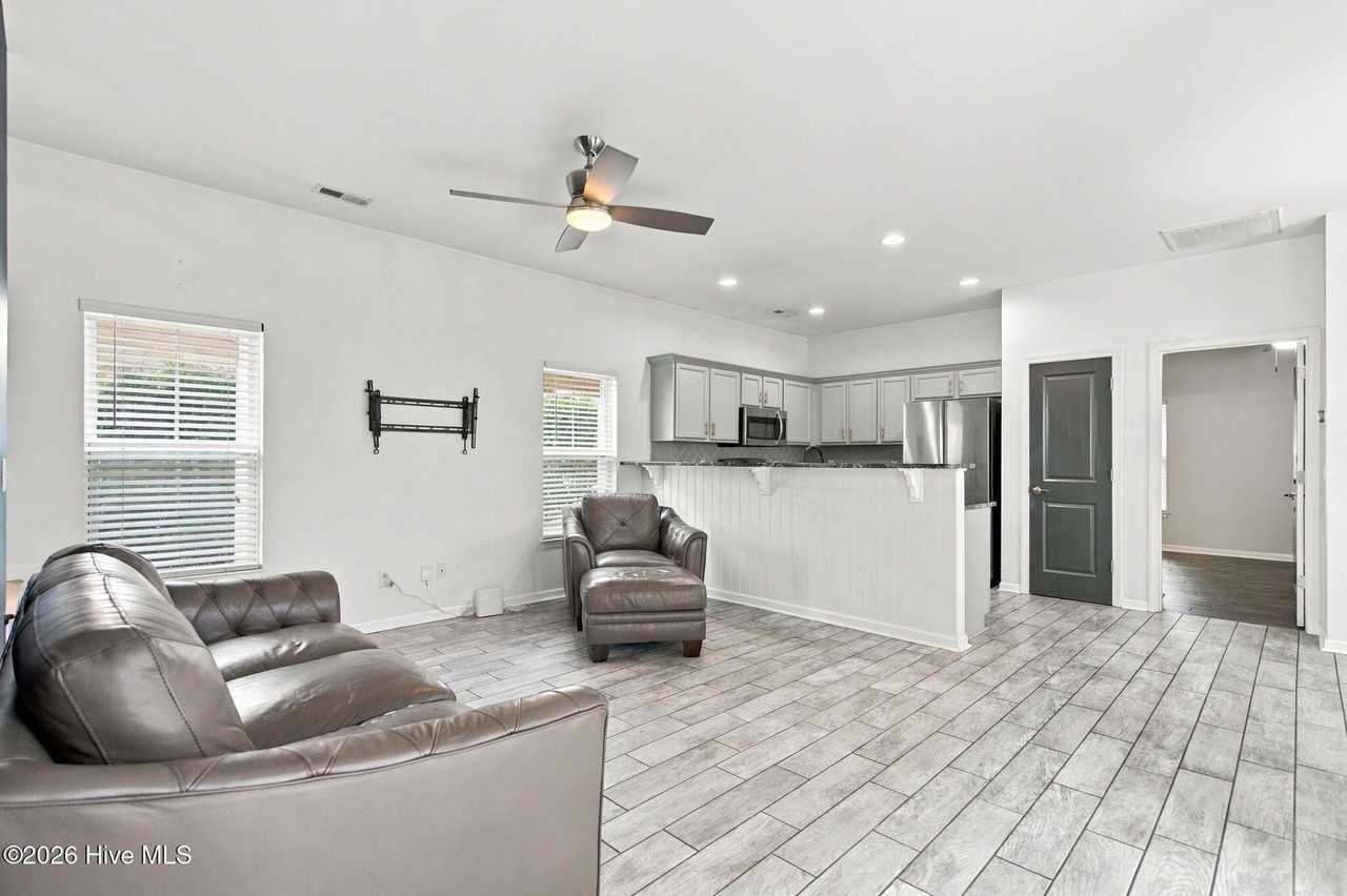 823 Isle Of Palms Way - Photo 5 of 46