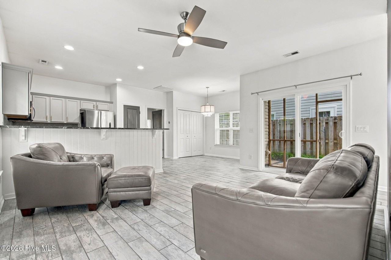 823 Isle Of Palms Way - Photo 6 of 46