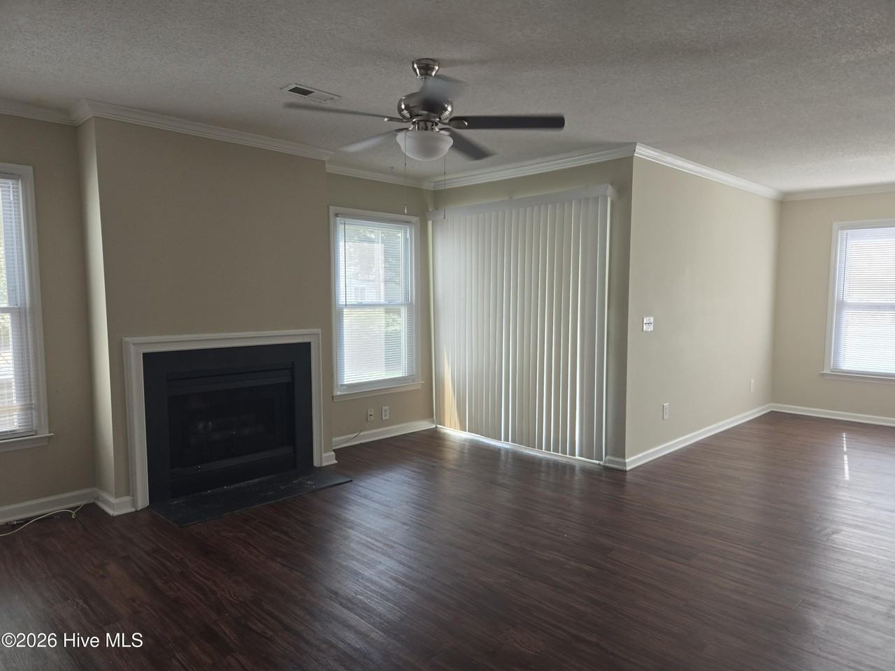109 W Victoria Ct #C - Photo 3 of 9