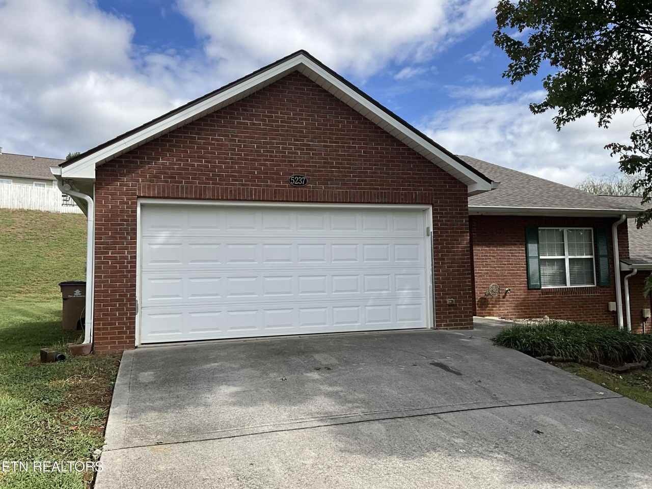 5237 Sinclair Dr - Photo 2 of 21