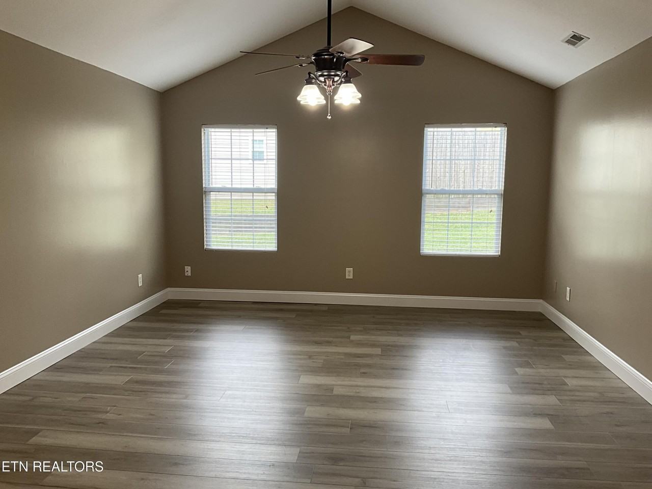 5237 Sinclair Dr - Photo 6 of 21