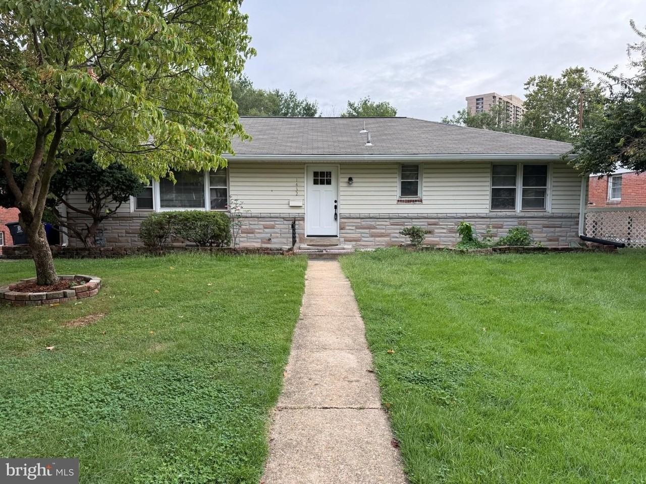 1432 S Greenbrier St - Photo 3 of 47