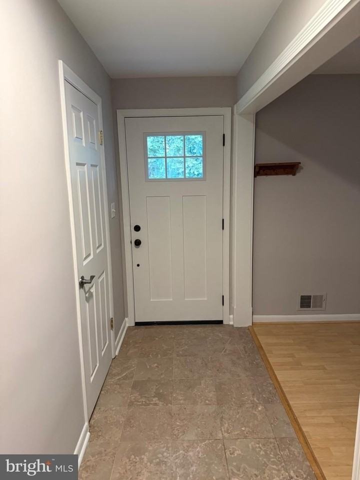 1432 S Greenbrier St - Photo 5 of 47