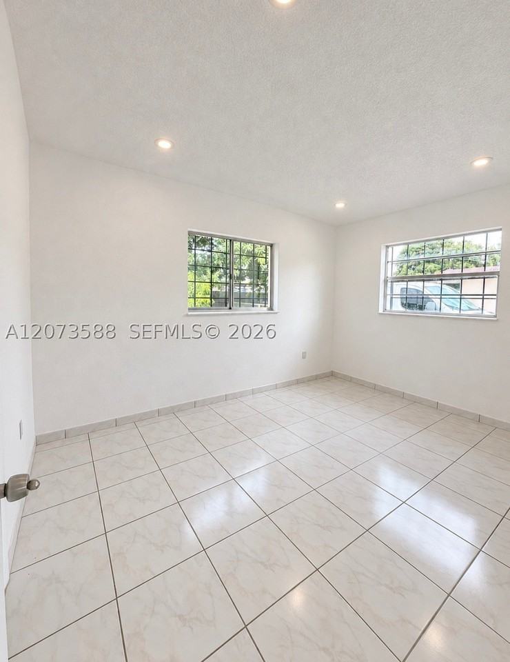 19211 Nw 52nd Ave - Photo 5 of 6