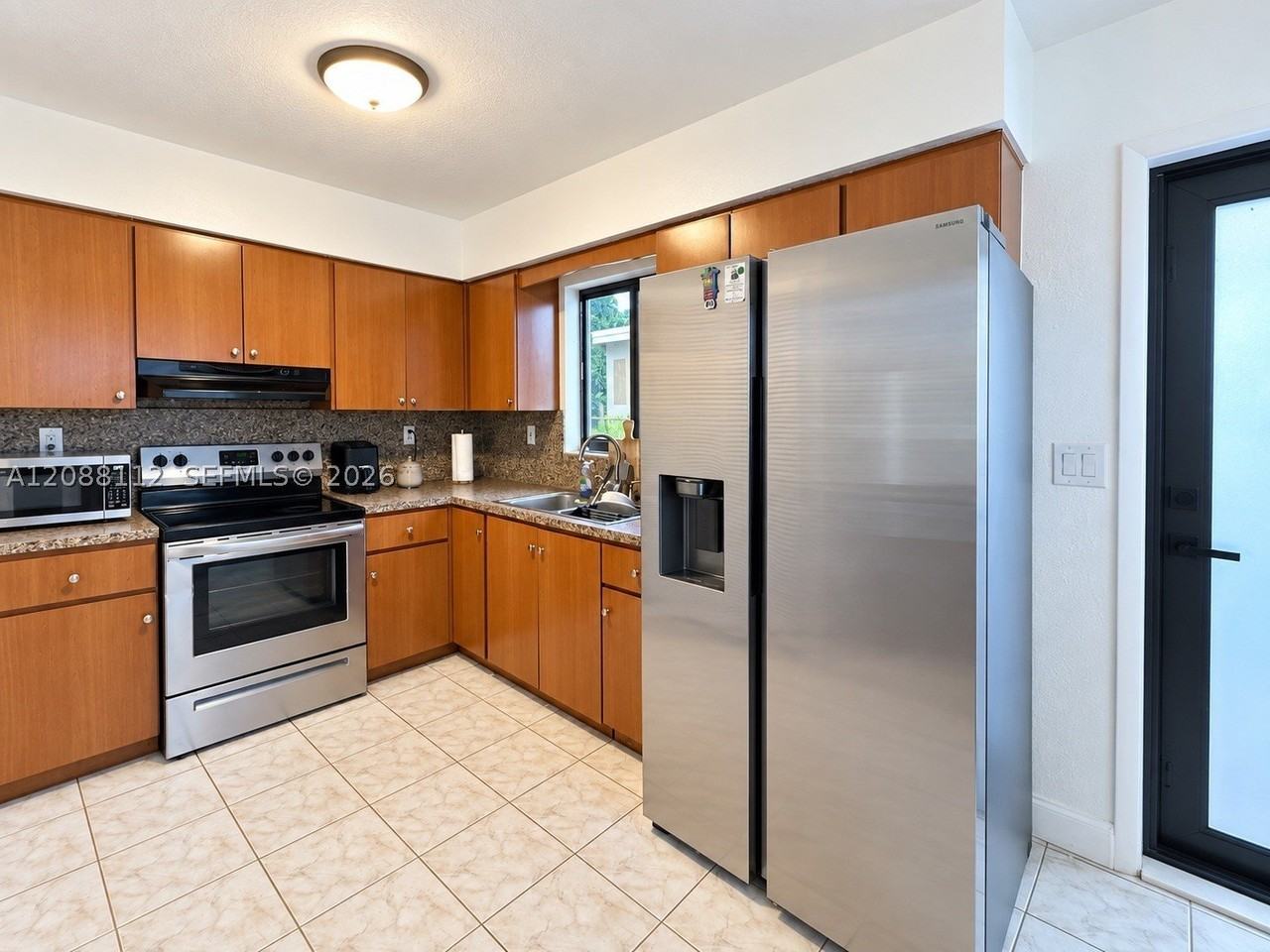747 Sw 5th St - Photo 2 of 7
