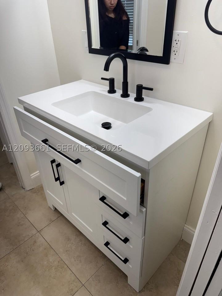 1129 Sw 10th St - Photo 3 of 22