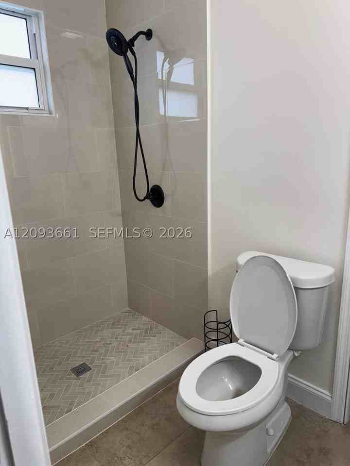 1129 Sw 10th St - Photo 4 of 22