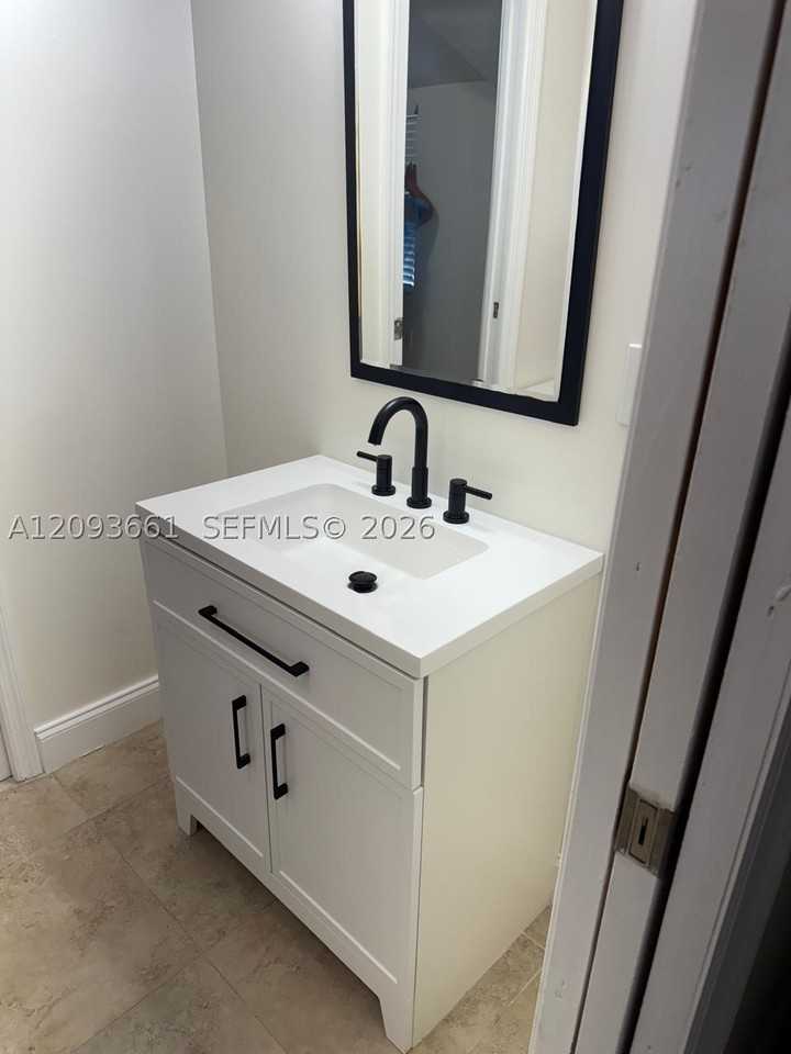 1129 Sw 10th St - Photo 5 of 22