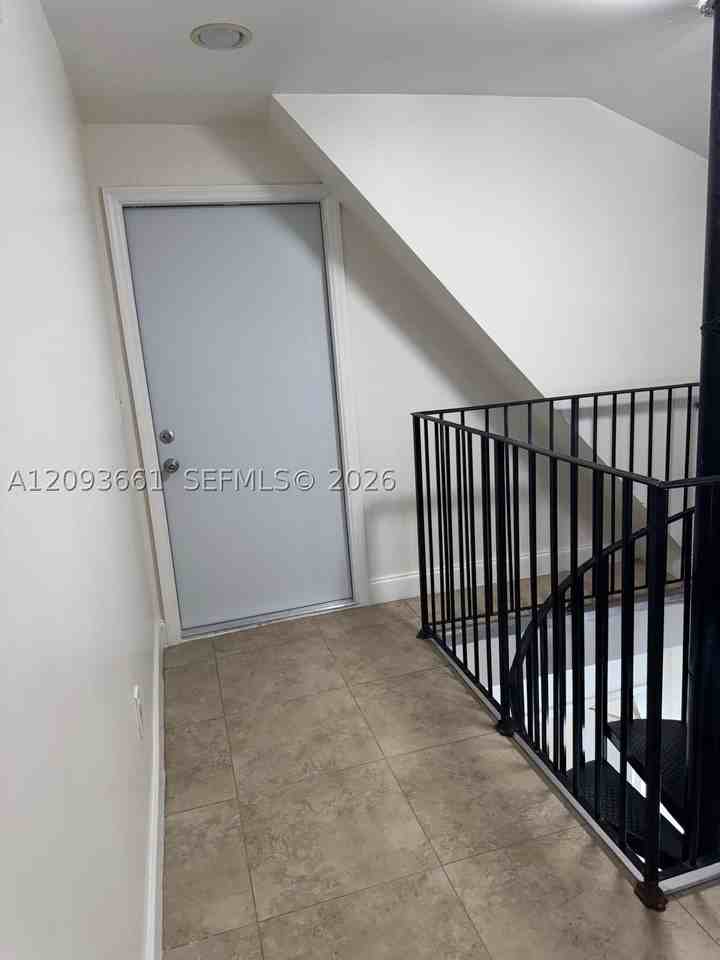 1129 Sw 10th St - Photo 6 of 22