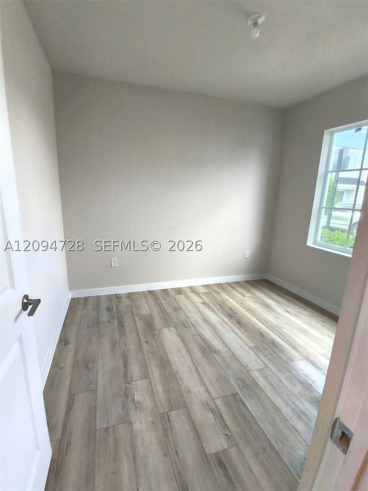 1085 Nw 4th Ter - Photo 5 of 22