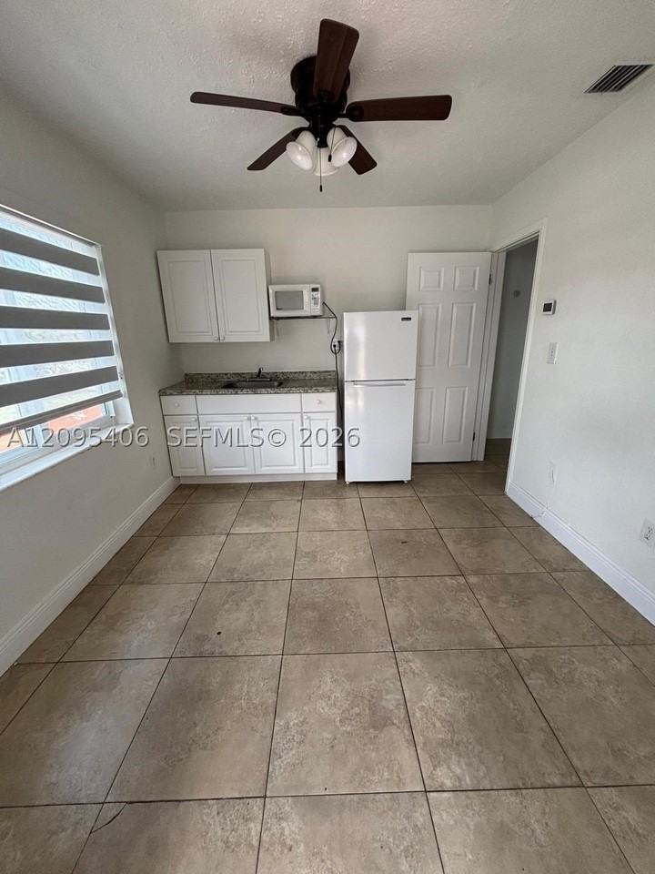 3325 Village Green Dr - Photo 3 of 5