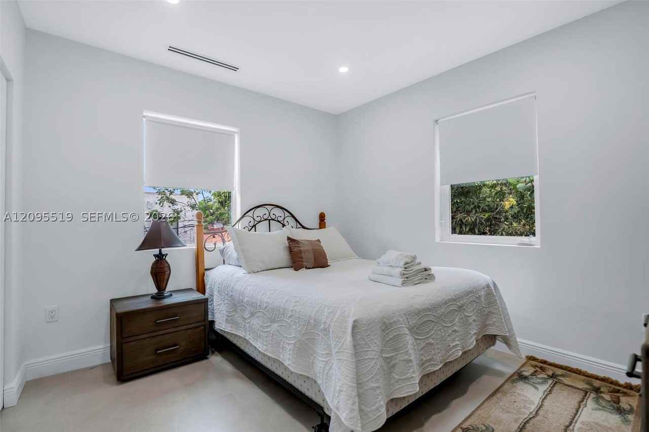 1636 Sw 9th St - Photo 5 of 50