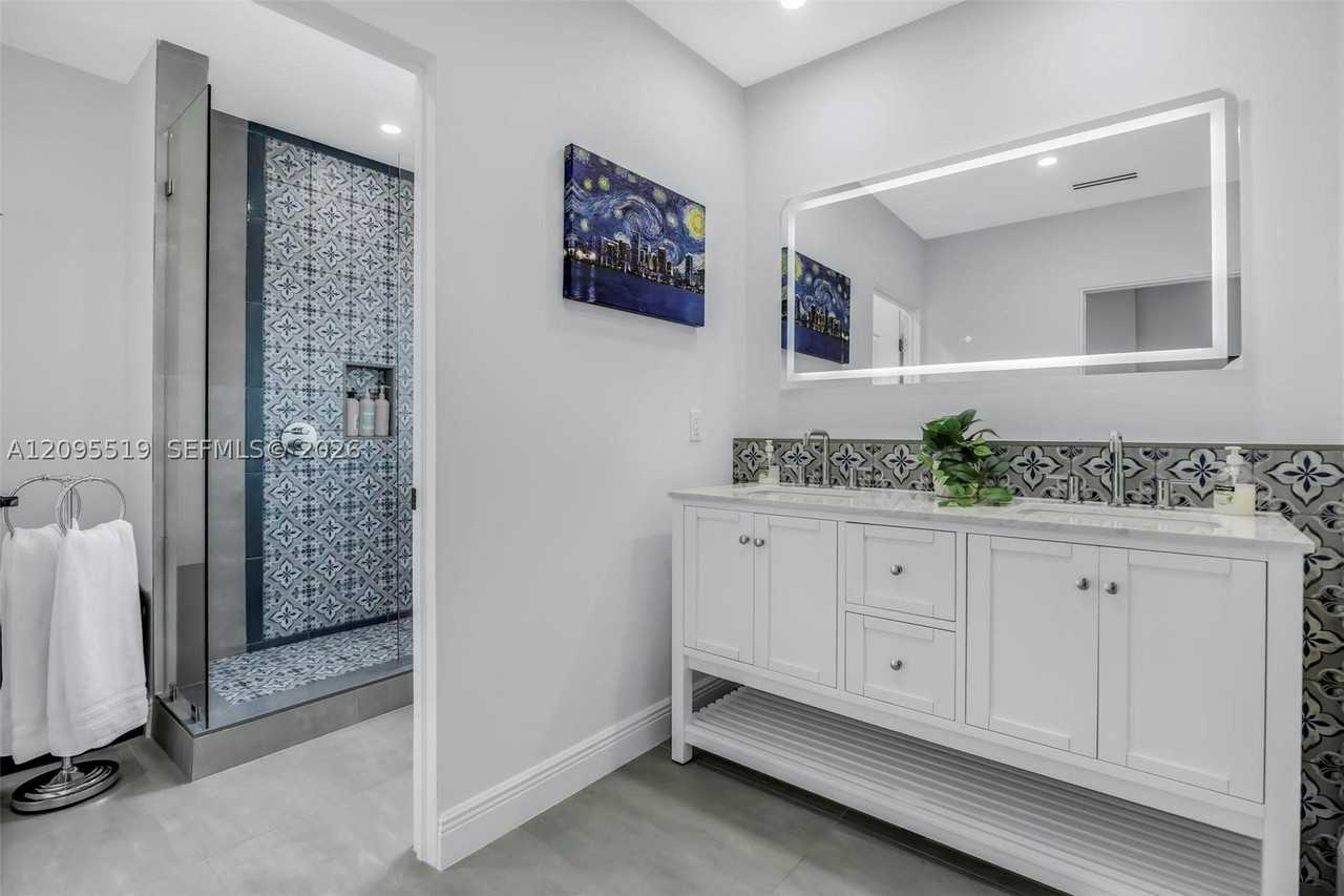 1636 Sw 9th St - Photo 6 of 50