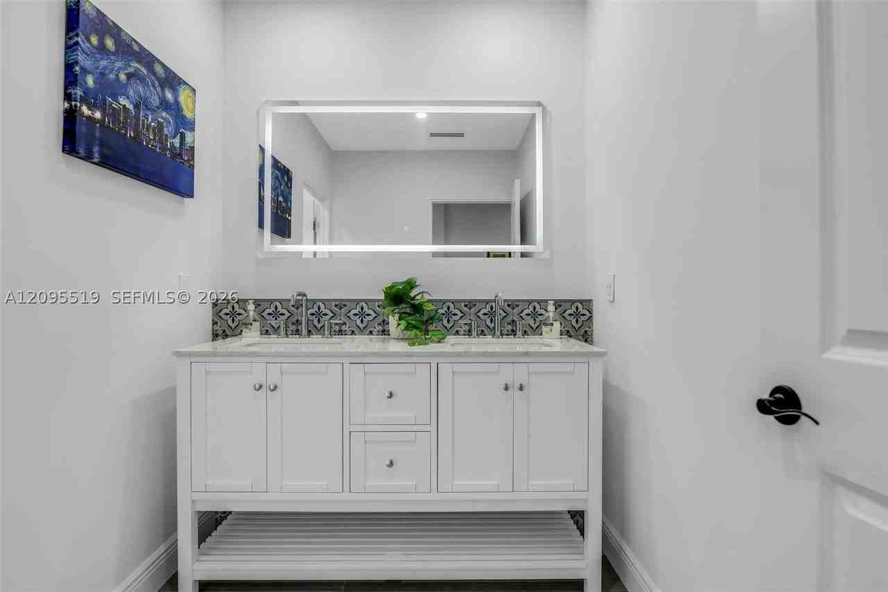 1636 Sw 9th St - Photo 7 of 50