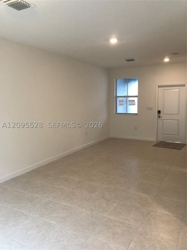 2610 Se 13th St #2610 - Photo 3 of 24