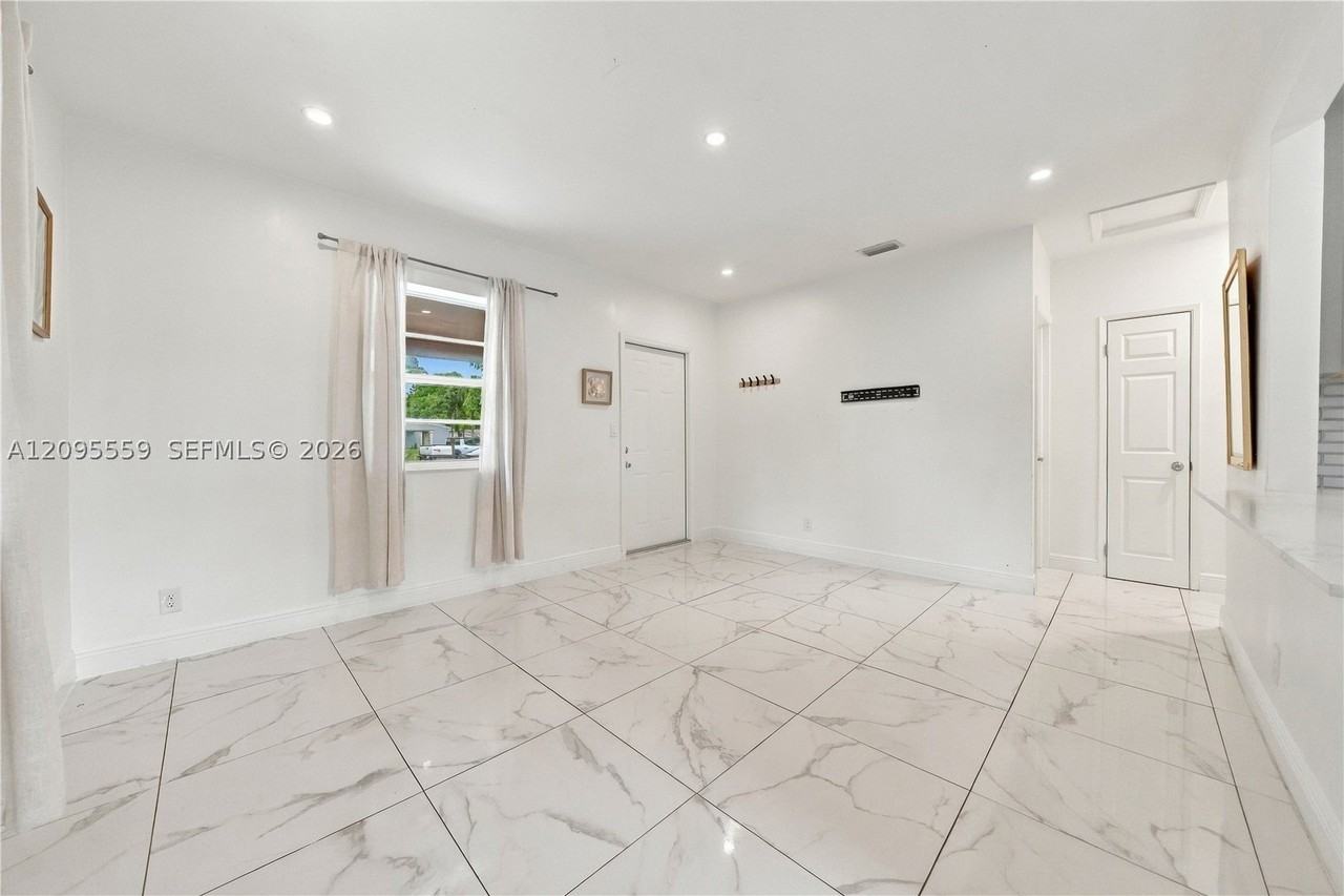 133 Sw 22nd Ter - Photo 4 of 23