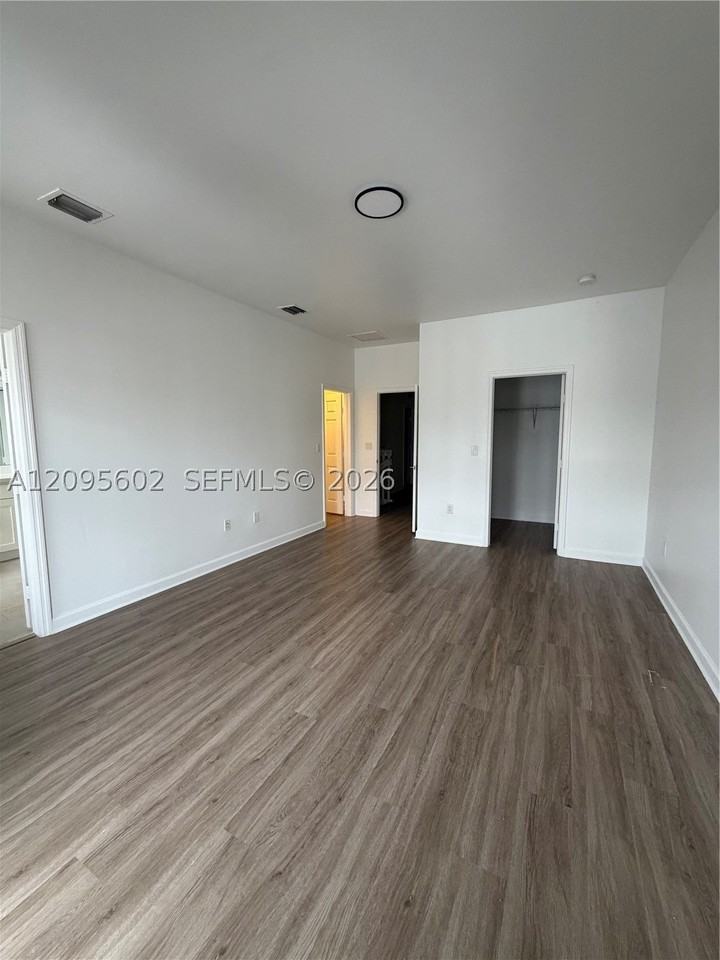 10461 Nw 61st St - Photo 5 of 15