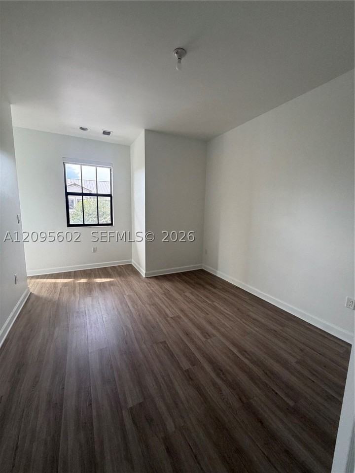 10461 Nw 61st St - Photo 6 of 15
