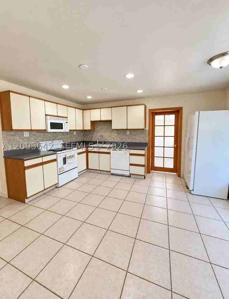 2519 Nw 62nd Ter - Photo 2 of 10