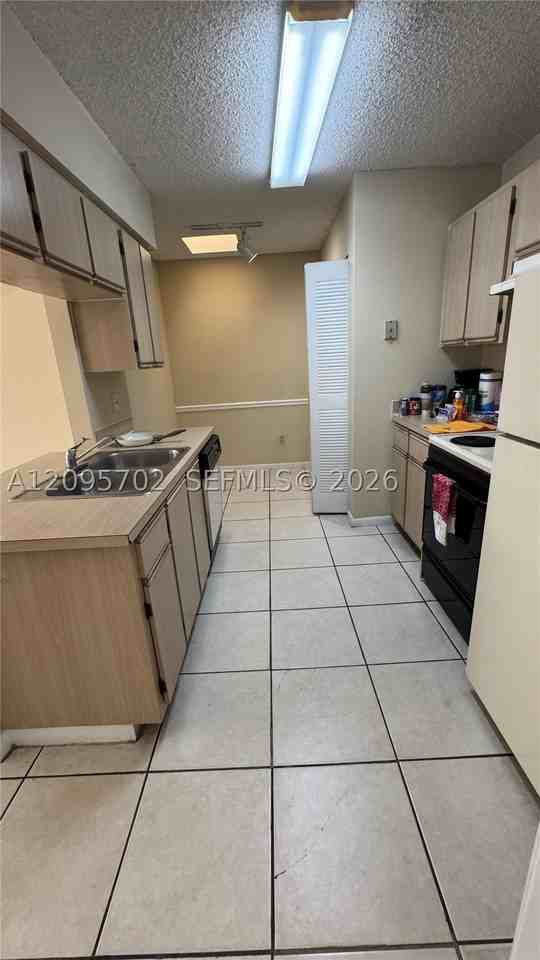 18348 Nw 68th Ave #H - Photo 5 of 12
