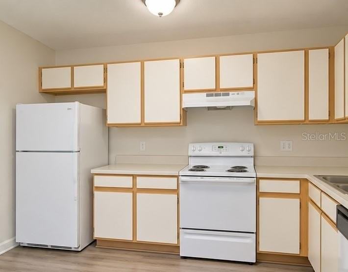 2154 Cypress Bay Blvd - Photo 3 of 4