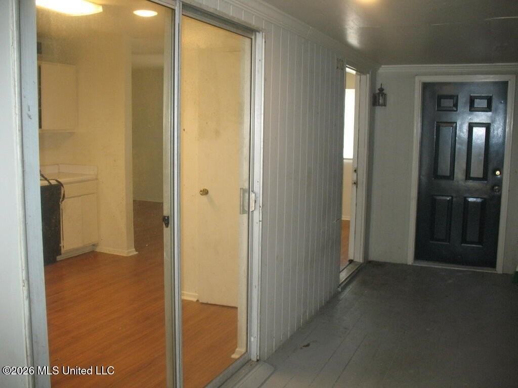 940 Bellevue Pl Apt 202 - Photo 2 of 14