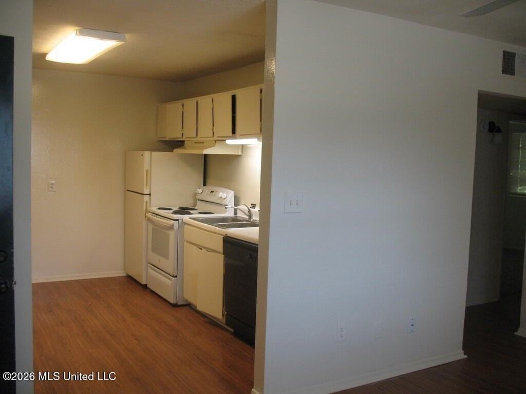 940 Bellevue Pl Apt 202 - Photo 5 of 14