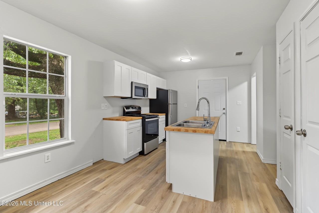 2001 43rd Ave - Photo 3 of 16