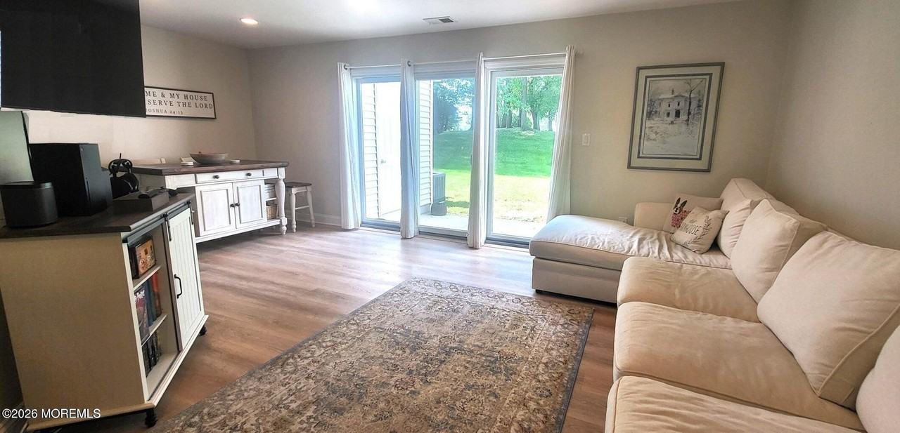 32 Redwood Dr - Photo 2 of 33