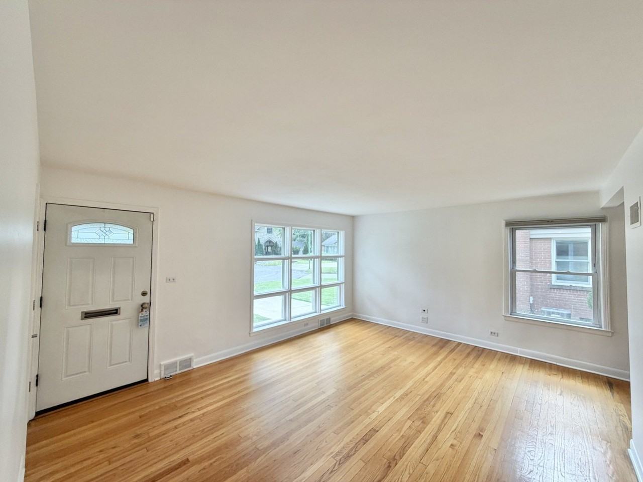 5816 W Greenleaf Ave - Photo 4 of 25