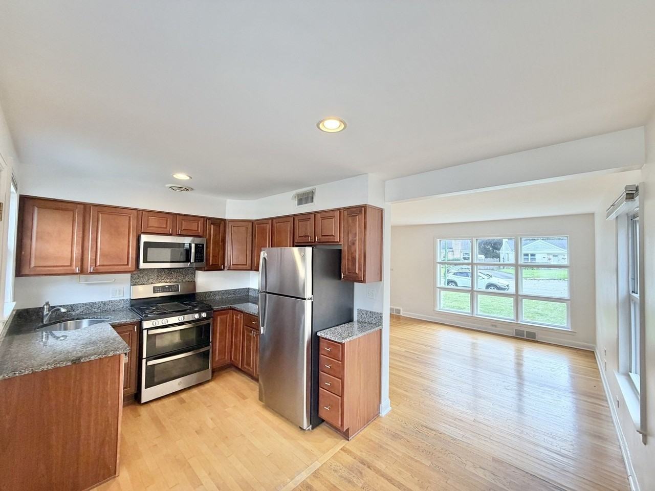 5816 W Greenleaf Ave - Photo 6 of 25