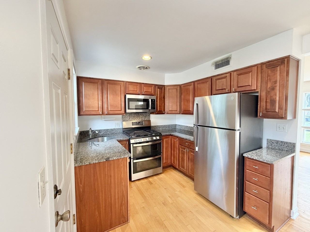 5816 W Greenleaf Ave - Photo 7 of 25