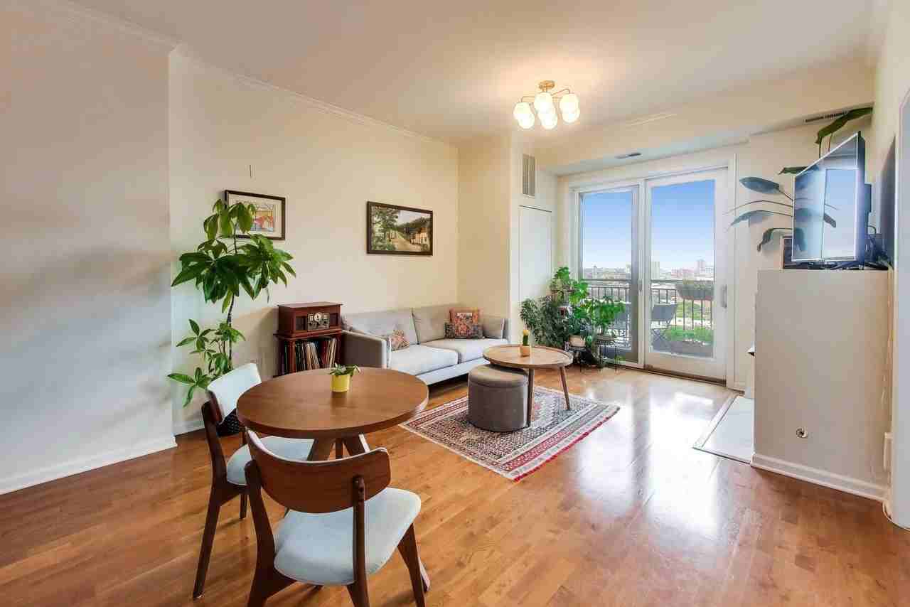828 W Grace St #1308 - Photo 7 of 17