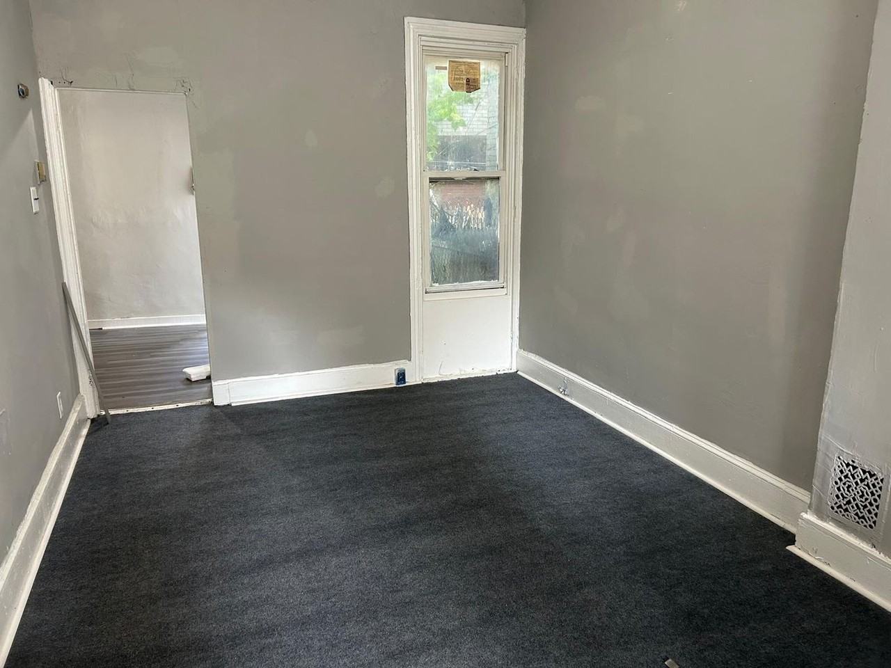 1033 W Monmouth St - Photo 2 of 11