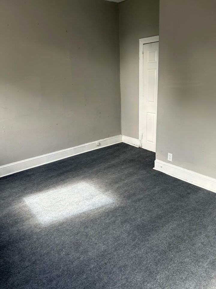 1033 W Monmouth St - Photo 3 of 11