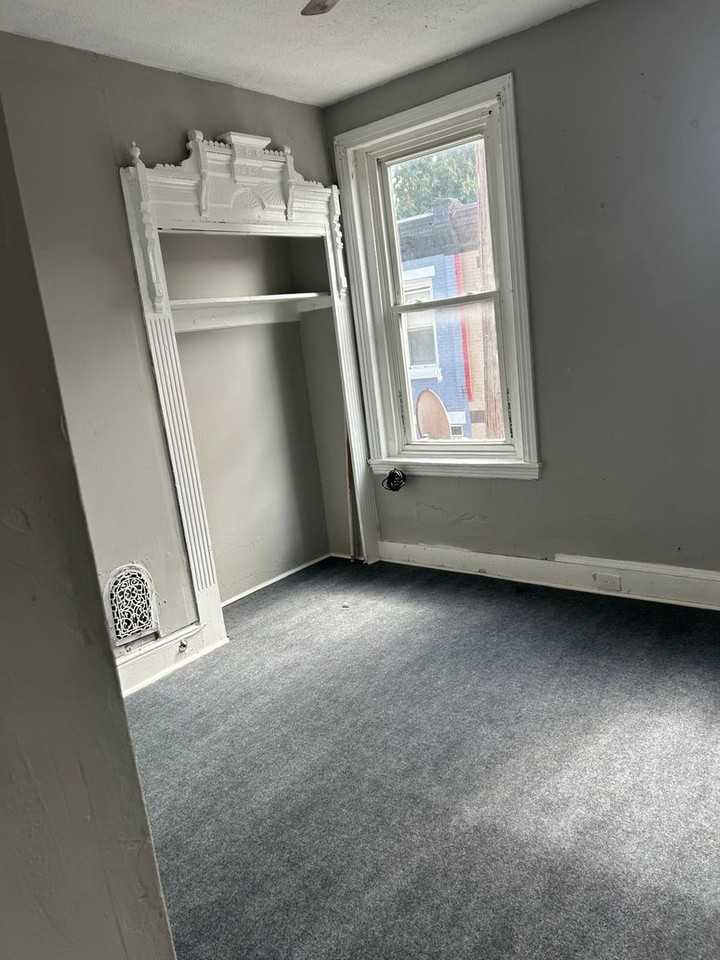 1033 W Monmouth St - Photo 7 of 11