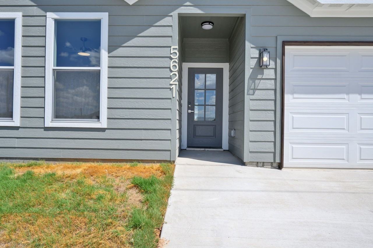 5621 San Jacinto Dr - Photo 3 of 40